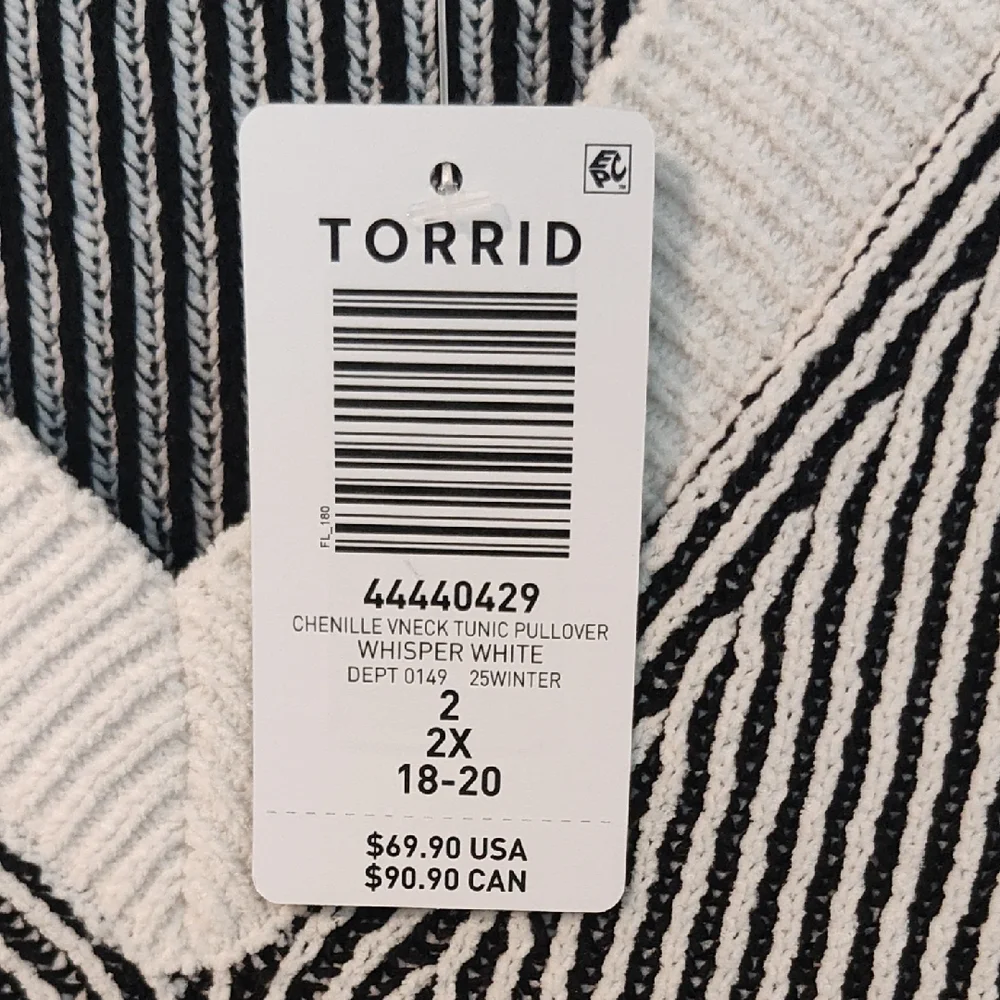 Torrid Black and White Chenille V-Neck Tunic - Picture 3 of 3